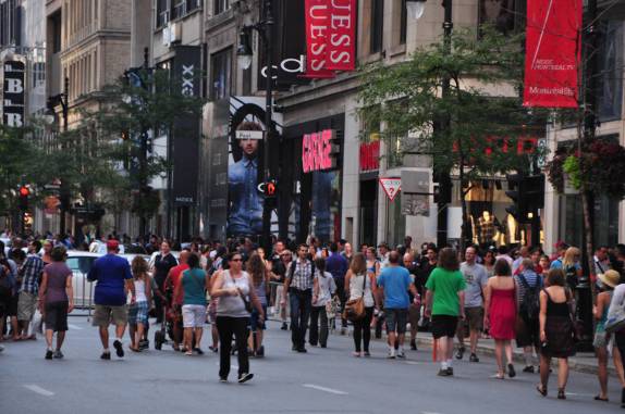 Ruas cheias no centro de Montreal, no Canadá